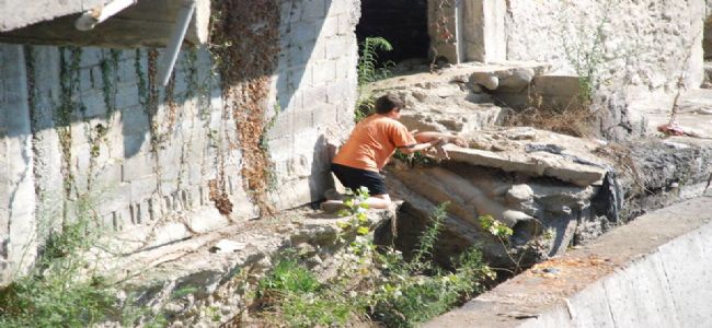 SU KANALINA SIKIŞAN YAVRU KÖPEĞİ 12 YAŞINDAKİ ÇOCUK KURTARDI